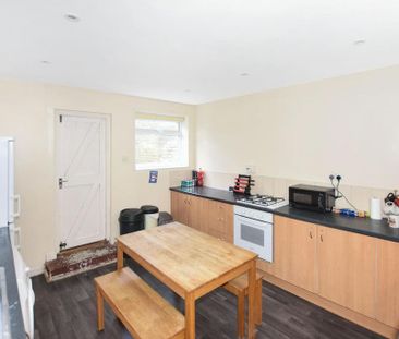 4 bedroom semi-detached house to rent - Photo 4
