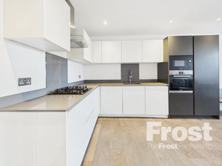 The Broadway, Farnham Common, Slough,SL2 - Photo 5