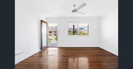 Coastal dual-level family home in central Palm Beach - Photo 3