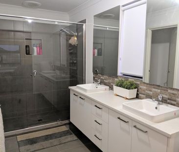STYLISH MODERN LIVING - Photo 1