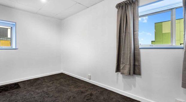 Large 4 Bedroom Apartment – Close to Ara and Central City with Off-Street Parking - Photo 1