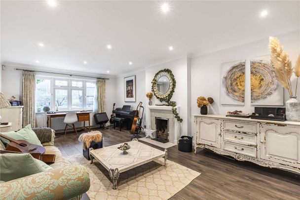 A beautiful six bedroom family home boasting a large garden and separate summer house in a quiet residential cul-de-sac with off-street parking. - Photo 1