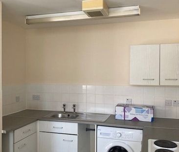 2 Bed Flat, Derby Road, NG7 - Photo 1