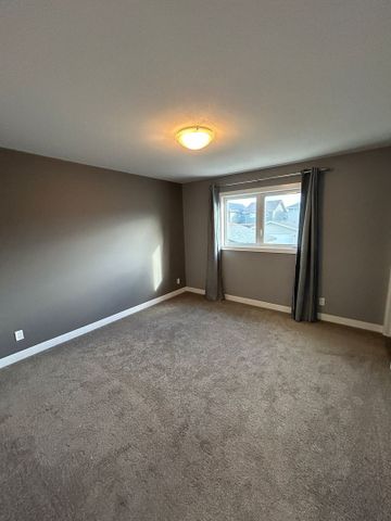 Evergreen - 3 Bedroom/2 Bathroom Upper - 507 Evergreen Blvd - Photo 4