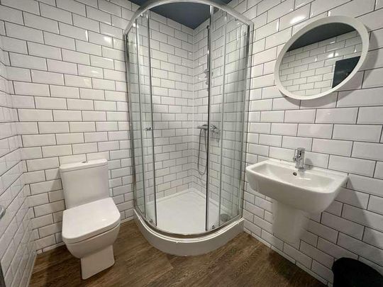 Esher Road, L6 - Photo 1