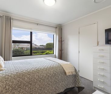 Perfect for Families or Professionals Seeking Modern Comfort 3 bedr... - Photo 5