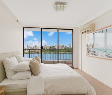 HABOURSIDE WATERFRONT APARTMENT - FURNISHED - Photo 6