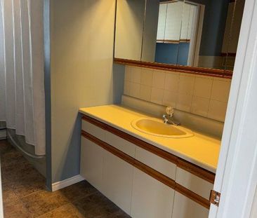 Très Grand 4 1/2style loft - à louer libre immédiatement- non fumeur - Photo 4