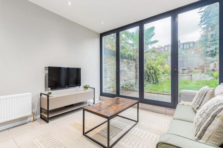 2 bedroom ground floor flat to rent - Photo 2