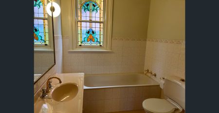 Lovely Family Home In A Prime Location - Photo 5