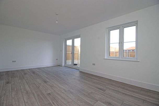 3 bedroom end of terrace house to rent - Photo 1