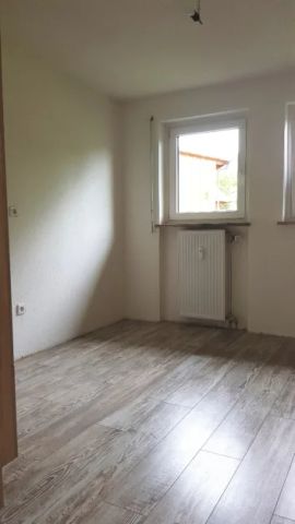 Schöne helle Wohnung mit gr. Balkon, Einbauküche und Garage - Foto 2