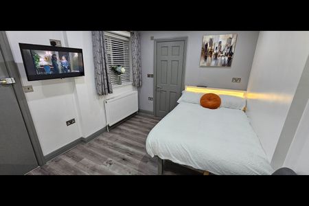 Room in a Shared House, Hersey Street, M6 - Photo 4