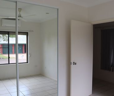 ELEGANT THREE BEDROOM FAMILY HOME - Photo 4