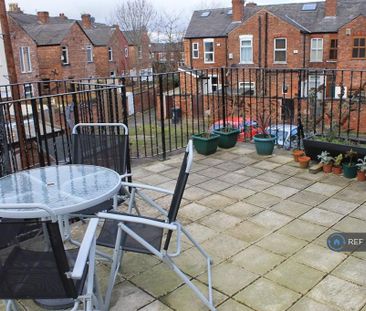 1 bedroom in a flat share to rent - Photo 4