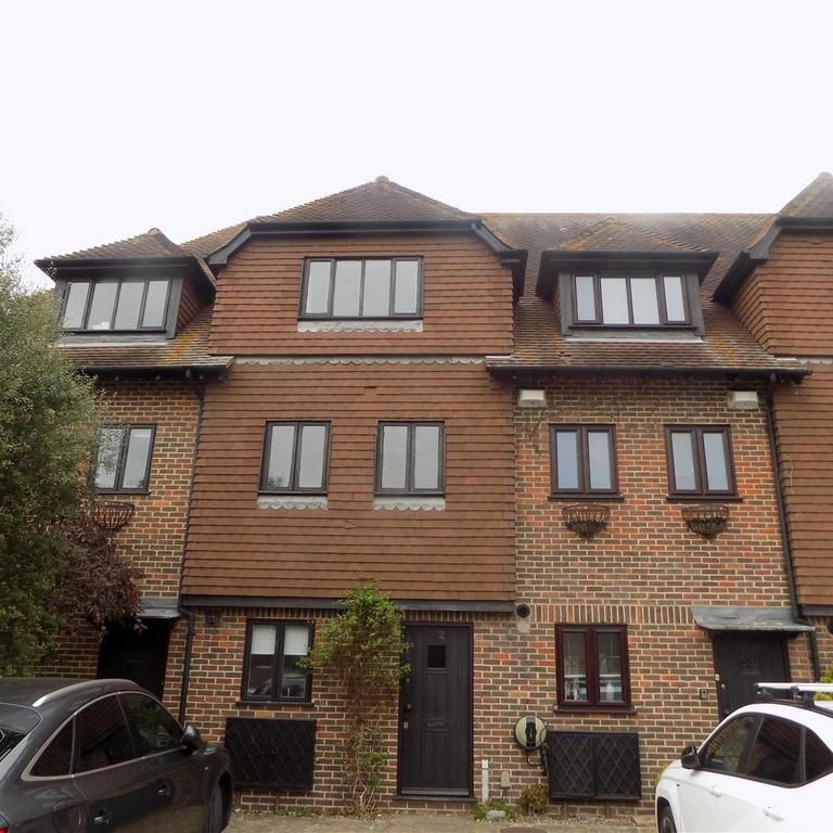 4 bedroom terraced house to rent - Photo 1