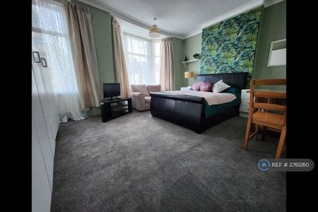 1 bedroom in a house share to rent - Photo 2