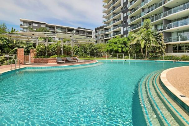 Luxury Riverside Apartment in Exclusive West End Enclave - Photo 1