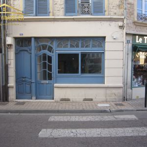 Dans un bel immeuble en pierres - Local commercial idéalement situé en plein centre de Charlieu - Photo 2