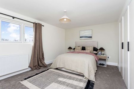 Beautifully refurbished, this impressive five-bedroom detached family home blends character with modern luxury. - Photo 2