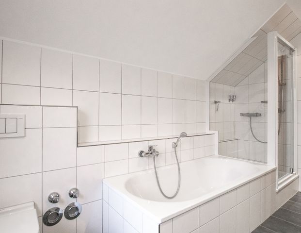 Schicke Dachgeschosswohnung mit Gartennutzung und EBK in toller Hanglage von Bielefeld Stieghorst - Photo 1