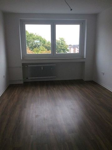 Perfekt!! 3-Zimmerwohnung mit tapezierten Wänden und neuen Böden. Sofort einziehen und wohlfühlen! - Foto 2