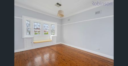 Three bedroom air conditioned home with period features - Photo 4