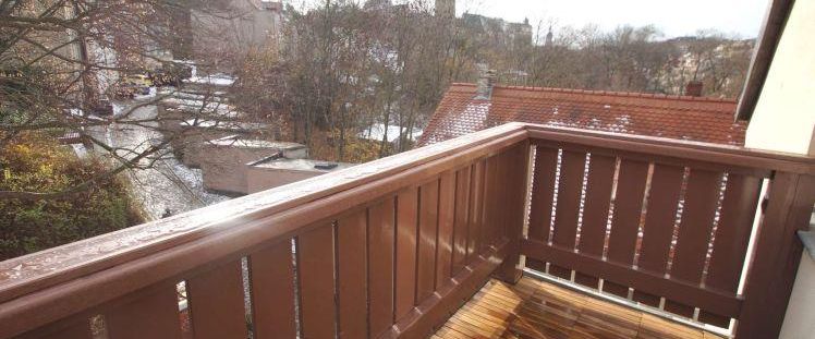 2-Zimmer-DG-Wohnung mit BALKON, offene Küche, Badewanne - frisch renoviert - Photo 1