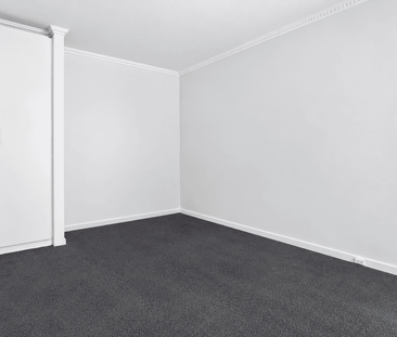 Stylish Studio-Style Apartment in the Heart of Toorak! - Photo 1