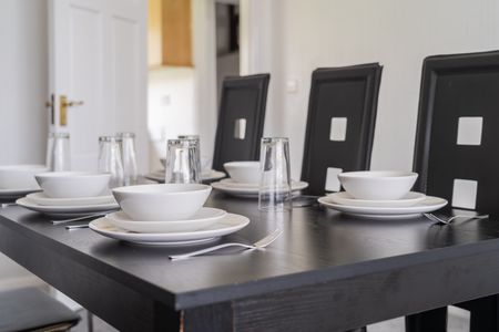 Spacious 3-Bedroom Home in LE5 – Ideal for Families & Groups | Free Parking & Full Amenities - Photo 2
