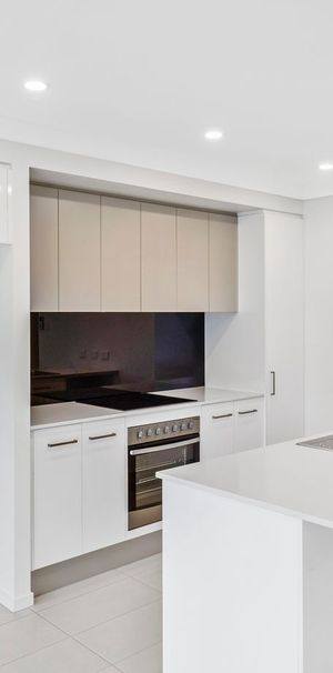 Boutique 3 Bedroom Townhouse - Break Lease - Photo 1