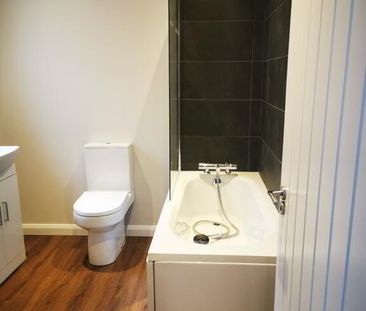 105 Ballygomartin Road, Belfast, BT13 3LB - Photo 4