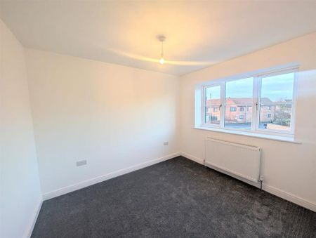 4 bedroom detached house to rent - Photo 3