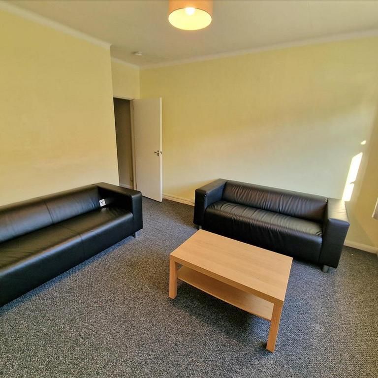 4 bedroom end of terrace house to rent - Photo 1