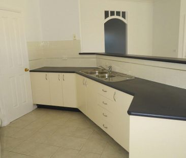 FRESH AND BRIGHT SPACIOUS 3 BEDROOM HOME! - Photo 5