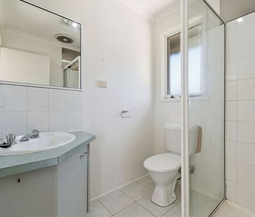 Gorgeous 3-Bedroom Family Home in Prime Location Cranbourne West - Photo 6