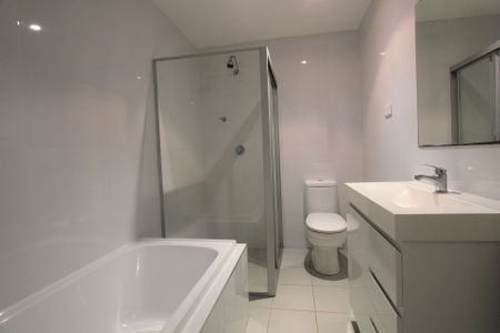 Quality 2 Bedroom Security Apartment - Photo 4