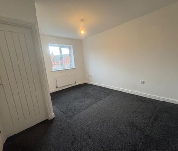 4 bedroom semi-detached house to rent - Photo 2