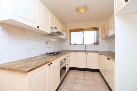 WELL PRESENTED 2-BEDROOM APARTMENT CLOSE TO TRANSPORT! - Photo 2