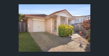 Easy single‑level living with pool, yard and garage - Photo 4