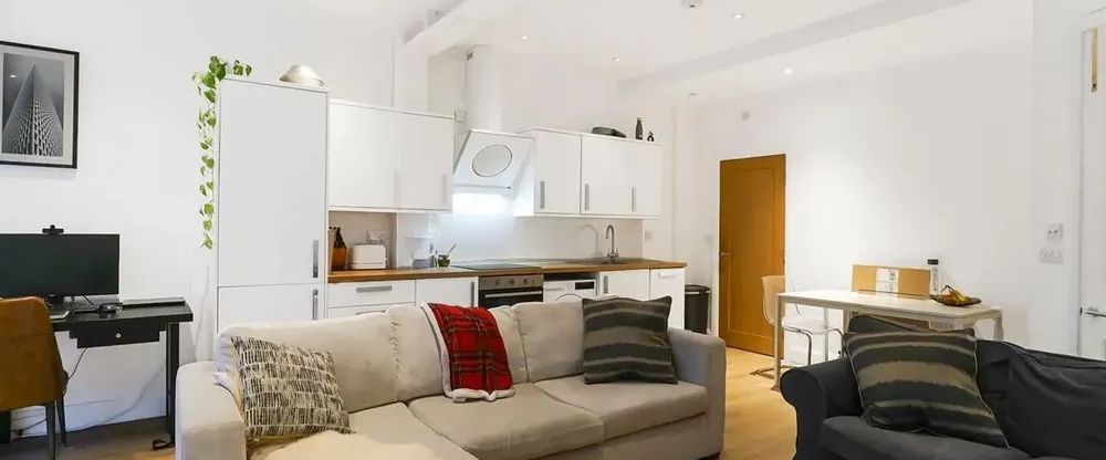 2 bedroom apartment to rent in Crescent Lane, Clapham, London, SW4 - Photo 1
