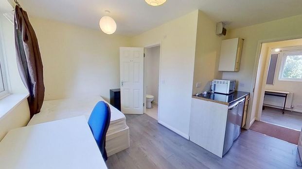 1 bedroom in a house share to rent - Photo 1