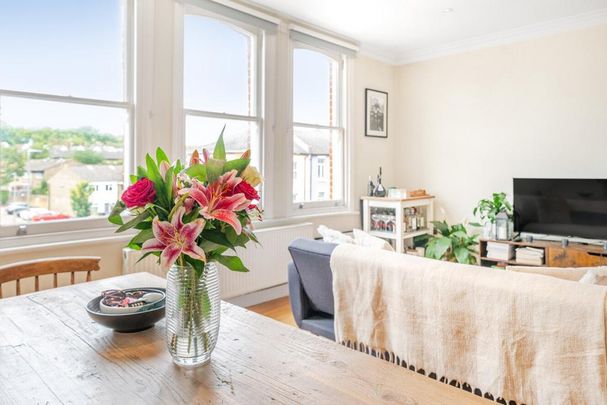 2 bedroom property to rent - Photo 1