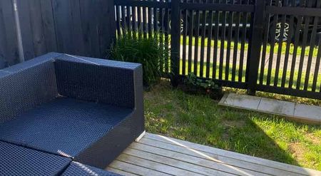 Near new low maintenance townhouse - Photo 2