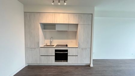 For Lease - 2 David Eyer Road Unit# 633, Richmond Hill, Ontario - Photo 4