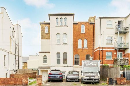 3 bedroom flat to rent - Photo 3