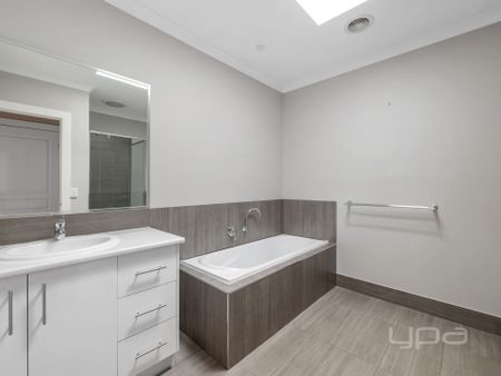 3 BEDROOM FAMILY HOME - Photo 2