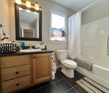 148 Transom Drive | BEAUTIFUL, SPACIOUS 3 BED 2.5 BATH TOWNHOUSE | ... - Photo 5