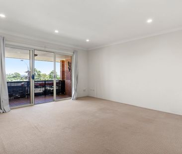 Bright & Spacious Two-Bedroom Apartment - Photo 1