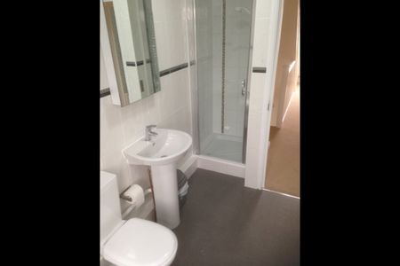 Room in a Shared House, Mulberry Way, IG6 - Photo 4